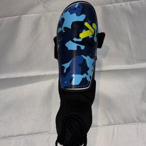Kids Blue Camo shin guards XS